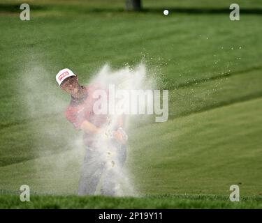 Orlando, Stati Uniti. 03rd Mar, 2023. Adrian Meronk di Amburgo, Germania, colpisce da un bunker durante il secondo round dell'Arnold Palmer Invitational presentato da Mastercard al Bay Hill Club and Lodge di Orlando, Florida venerdì 3 marzo 2023. Foto di Joe Marino/UPI. Credit: UPI/Alamy Live News Foto Stock