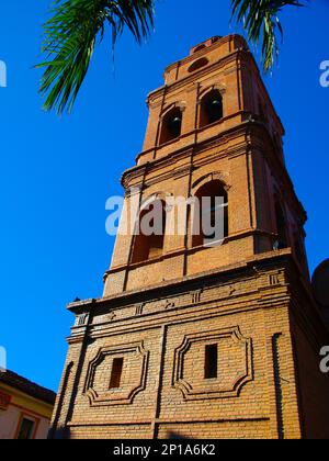 Una delle due torri della cattedrale di mattoni rossi dell'Arcidiocesi cattolica di Santa Cruz de la Sierra, Bolivia Foto Stock