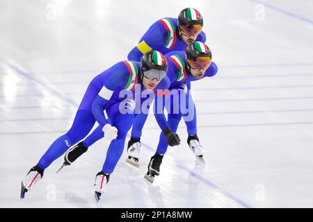 HEERENVEEN, PAESI BASSI - 3 MARZO: Francesco Betti d'Italia, Andrea Giovannini d'Italia e Davide Ghiotto d'Italia in gara sul Team Pursuit Men durante i Campionati mondiali di velocità ISU 2023 del 3 marzo 2023 a Heerenveen, Paesi Bassi (Foto di Douwe Bijlsma/Orange Pictures) Foto Stock