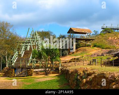 Costruzione in legno per i turisti nel sito archeologico di fuere de Samaipata o Samaipata Fortezza in Bolivia Foto Stock