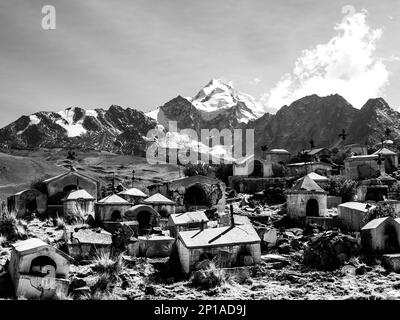 Vecchio cimitero dei minatori Milluni vicino a la Paz e Huyana Potosi sullo sfondo, Bolivia, immagine in bianco e nero Foto Stock