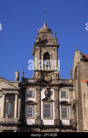 Portogallo, regione del Douro, Porto. Centro storico. Bella chiesa barocca costruita in granito. Facciata rivolta a sud e campanile. Foto Stock