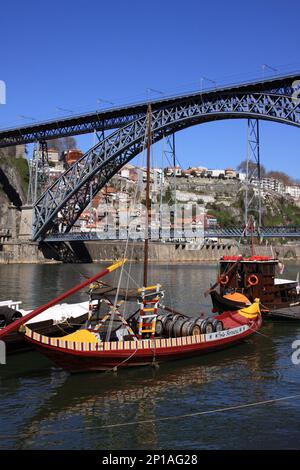 Portogallo, Regione di Douro, Porto vista della città e l'iconico ponte d'acciaio D.Luis sul fiume Douro. Patrimonio dell'umanità dell'UNESCO. Foto Stock