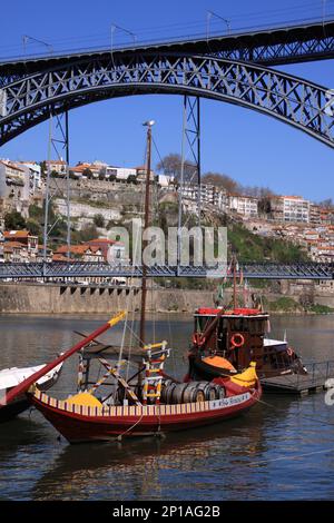 Portogallo, Regione di Douro, Porto vista della città e l'iconico ponte d'acciaio D.Luis sul fiume Douro. Patrimonio dell'umanità dell'UNESCO. Foto Stock