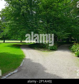 Percorso in ghiaia per sport e passeggiate nel parco pubblico estivo. Foto Stock