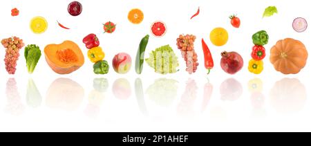 Caduta di verdure fresche e frutta con riflesso di luce isolato su sfondo bianco. Foto Stock