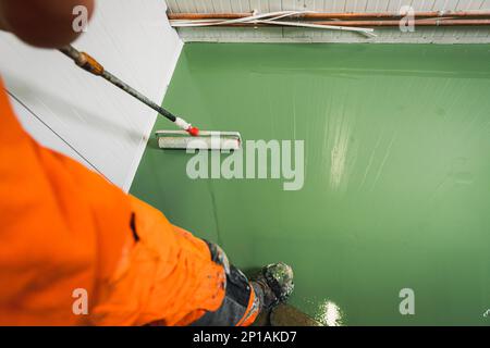 Utensili per pavimenti in resina epossidica, preparazione e applicazione di resina epossidica verde Foto Stock