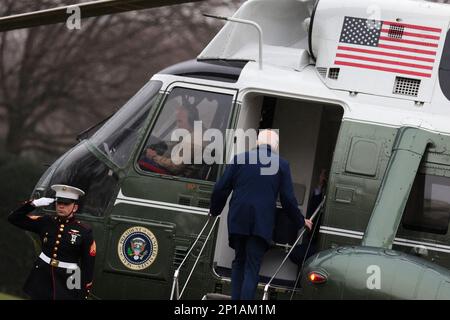 Washington, Stati Uniti. 03rd Mar, 2023. STATI UNITI Il presidente Joe Biden si è inlato a Marine One sul prato sud della Casa Bianca il 3 marzo 2023 a Washington, DC. Il presidente Biden sta trascorrendo il fine settimana a Wilmington, Delaware.(Foto di Oliver Contreras/Pool/ABACAPRESS.COM) Credit: Abaca Press/Alamy Live News Foto Stock