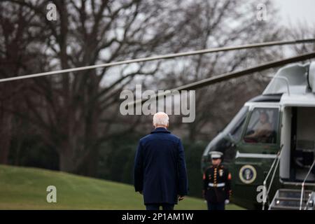 Washington, Stati Uniti. 03rd Mar, 2023. STATI UNITI Il presidente Joe Biden cammina sul prato sud della Casa Bianca prima di salire a bordo di Marine One il 3 marzo 2023 a Washington, DC. Il presidente Biden sta trascorrendo il fine settimana a Wilmington, Delaware.(Foto di Oliver Contreras/Pool/ABACAPRESS.COM) Credit: Abaca Press/Alamy Live News Foto Stock