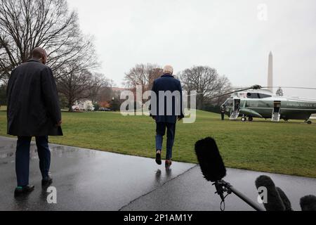 Washington, Stati Uniti. 03rd Mar, 2023. STATI UNITI Il presidente Joe Biden cammina sul prato sud della Casa Bianca prima di salire a bordo di Marine One il 3 marzo 2023 a Washington, DC. Il presidente Biden sta trascorrendo il fine settimana a Wilmington, Delaware.(Foto di Oliver Contreras/Pool/ABACAPRESS.COM) Credit: Abaca Press/Alamy Live News Foto Stock