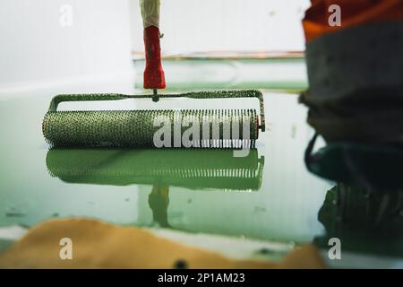 Utensili per pavimenti in resina epossidica, preparazione e applicazione di resina epossidica verde Foto Stock