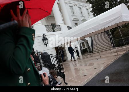 Washington, Stati Uniti. 03rd Mar, 2023. STATI UNITI Il presidente Joe Biden cammina sul prato sud della Casa Bianca prima di salire a bordo di Marine One il 3 marzo 2023 a Washington, DC. Il presidente Biden sta trascorrendo il fine settimana a Wilmington, Delaware.(Foto di Oliver Contreras/Pool/ABACAPRESS.COM) Credit: Abaca Press/Alamy Live News Foto Stock