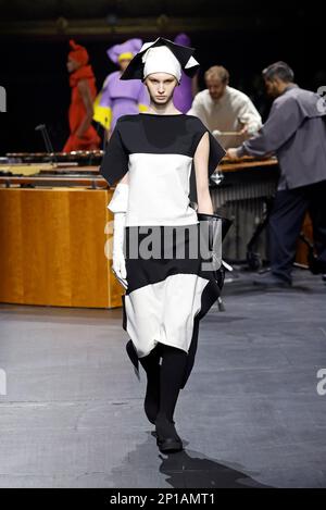 Parigi, Francia. 03rd Mar, 2023. (230303) -- PARIGI, 3 marzo 2023 (Xinhua) -- Un modello presenta una creazione di Issey Miyake come parte della sua collezione Autunno/Inverno 2023/2024 durante la settimana della moda di Parigi a Parigi, in Francia, il 3 marzo 2023. (MeetEurope/Handout via Xinhua) Credit: Xinhua/Alamy Live News Foto Stock