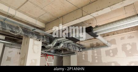 Condotto dell'aria interno dell'edificio HVAC, sistema di tubazioni dell'aria condizionata sul soffitto. Foto Stock