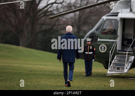 Washington, Stati Uniti. 03rd Mar, 2023. STATI UNITI Il presidente Joe Biden cammina sul prato sud della Casa Bianca prima di salire a bordo di Marine One il 3 marzo 2023 a Washington, DC. Il presidente Biden sta trascorrendo il fine settimana a Wilmington, Delaware.(Foto di Oliver Contreras/Pool/ABACAPRESS.COM) Credit: Abaca Press/Alamy Live News Foto Stock