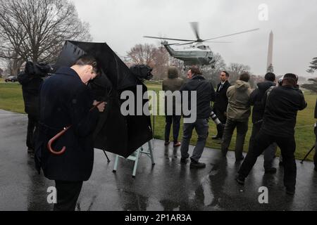 Washington, Stati Uniti. 03rd Mar, 2023. Marine One che trasporta gli Stati Uniti Il presidente Joe Biden parte sul prato sud della Casa Bianca il 3 marzo 2023 a Washington, DC. Il presidente Biden sta trascorrendo il fine settimana a Wilmington, Delaware.(Foto di Oliver Contreras/Pool/ABACAPRESS.COM) Credit: Abaca Press/Alamy Live News Foto Stock