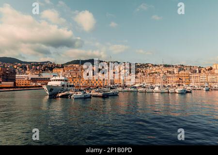 Genova, Italia - 14 luglio 2021 Vista del porto di Genova pieno di yacht, barche - sullo sfondo alti edifici Foto Stock