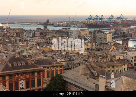 Genova, 27 ottobre 2021 splendida vista panoramica aerea del porto di Genova Foto Stock