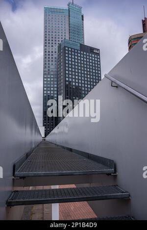 29 giugno 2021 Rotterdam; Paesi Bassi; sponda sud di Rotterdam; uffici di centri commerciali e architettura moderna sotto le nuvole scure, prima della pioggia Foto Stock