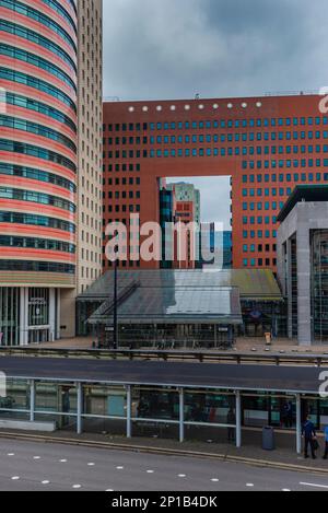 29 giugno 2021 Rotterdam; Paesi Bassi; sponda sud di Rotterdam; uffici di centri commerciali e architettura moderna sotto le nuvole scure, prima della pioggia Foto Stock