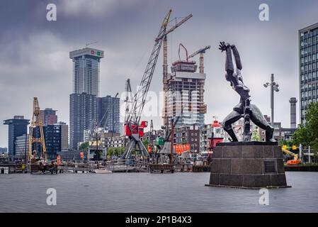 29 giugno 2021, Rotterdam, la piazza del Museo Marittimo dei Paesi Bassi, una scultura di Ossip Zadkine in memoria della città distrutta nel 1940 Foto Stock