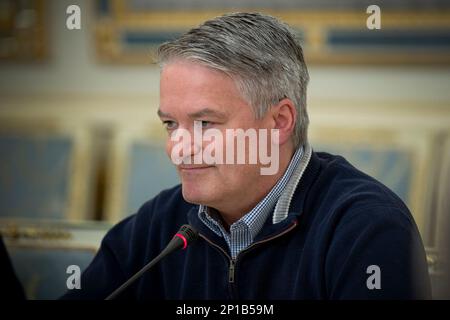 Kiev, Ucraina. 28 febbraio, 2023. Il Segretario Generale dell'Organizzazione per la cooperazione e lo sviluppo economico Mathias Cormann ascolta il Presidente ucraino Volodymyr Zelenskyy durante un incontro con il Palazzo Mariinsky, il 28 febbraio 2023 a Kyiv, Ucraina. Credit: Foto piscina/Ufficio stampa presidenziale ucraino/Alamy Live News Foto Stock