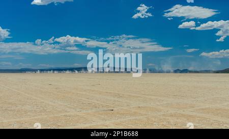 Tracce di pneumatici e polvere nell'Alvord Desert Playa, Oregon orientale Foto Stock