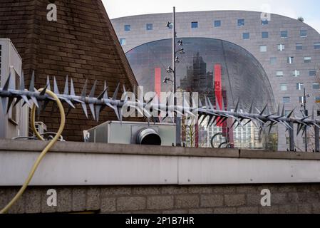 Rotterdam, Paesi Bassi - 31 dicembre 2018, la vista sul Markthal (mercato del mercato) residenziale e l'edificio degli uffici situato a Rotterdam Foto Stock