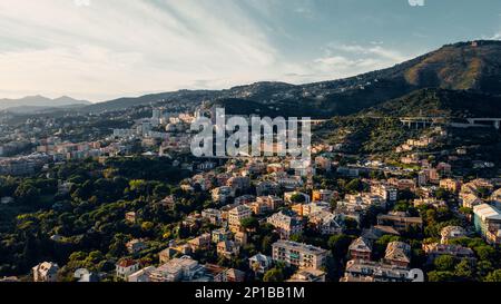Vista aerea dal mare sulla città di Genova. Autostrade e infrastrutture sospese Foto Stock