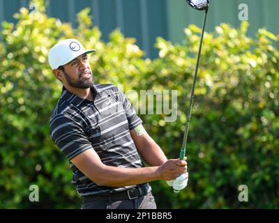 Orlando, Florida, Stati Uniti. 3rd Mar, 2023. Tony Finau #9 tee durante il secondo round dell'Arnold Palmer Invitational presentato da Mastercard tenuto all'Arnold Palmer's Bay Hill Club & Lodge di Orlando, Florida. Romeo T Guzman/CSM/Alamy Live News Foto Stock