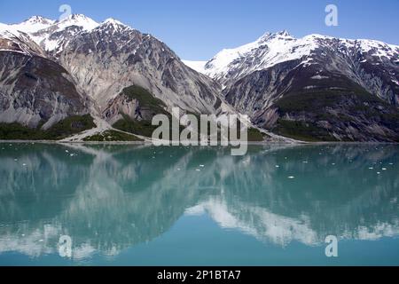 La vista primaverile delle montagne innevate e le sue riflessioni nel parco nazionale di Glacier Bay (Alaska). Foto Stock