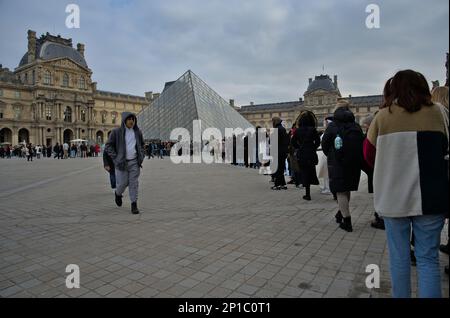 In inverno, potrai fare una coda al Louvre per entrare attraverso la piramide. Parigi, Francia Foto Stock