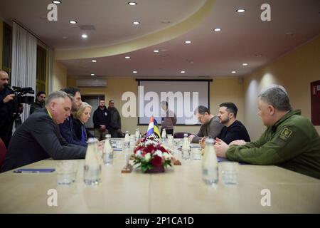 Lviv, Ucraina. 03rd Mar, 2023. Il presidente ucraino Volodymyr Zelenskyy, 2nd a destra, parla con il ministro degli Esteri olandese Wopke Hoekstra, centro di sinistra, durante un incontro bilaterale a margine della Conferenza unita per la Giustizia, 3 marzo 2023 a Lviv, Ucraina. Credit: Foto piscina/Ufficio stampa presidenziale ucraino/Alamy Live News Foto Stock