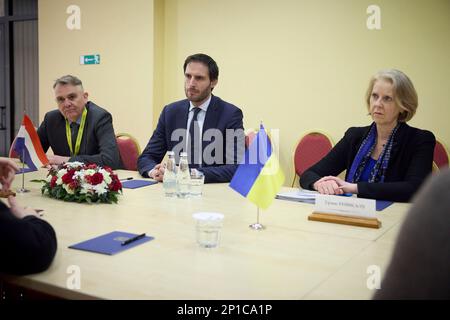 Lviv, Ucraina. 03rd Mar, 2023. Il ministro degli Esteri olandese Wopke Hoekstra, al centro, ascolta il presidente ucraino Volodymyr Zelenskyy durante un incontro bilaterale a margine della Conferenza unita per la Giustizia, 3 marzo 2023 a Lviv, Ucraina. Credit: Foto piscina/Ufficio stampa presidenziale ucraino/Alamy Live News Foto Stock