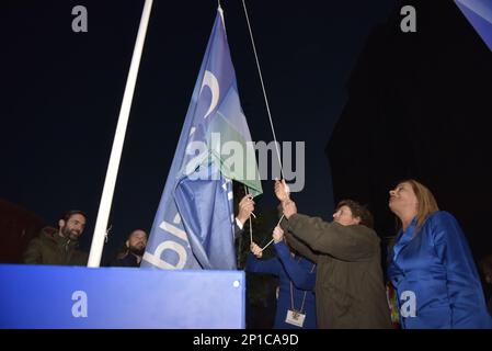 Pontevedra, Spagna. mar, 3th, 2023. Bandiera di sollevamento da parte di politica e atleti. Credit: Xan Gasalla / Alamy Live News. Foto Stock