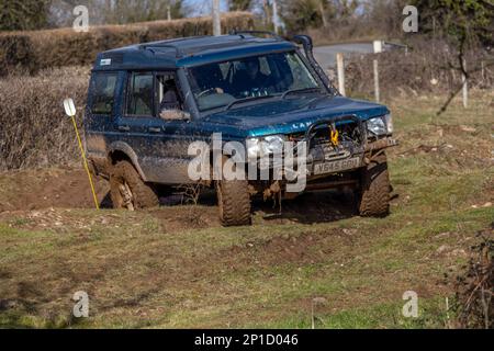 Febbraio 2023 - Land Rover Discovery in un processo ADWC off Road a Chewton Mendip a Somerset, Regno Unito. Foto Stock