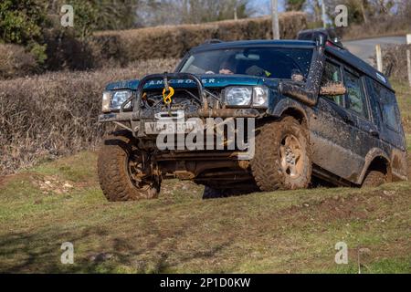 Febbraio 2023 - Land Rover Discovery in un processo ADWC off Road a Chewton Mendip a Somerset, Regno Unito. Foto Stock