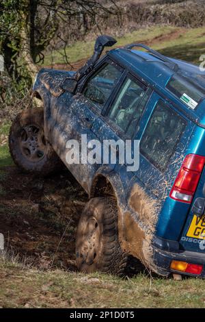 Febbraio 2023 - Land Rover Discovery in un processo ADWC off Road a Chewton Mendip a Somerset, Regno Unito. Foto Stock