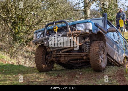 Febbraio 2023 - Land Rover Discovery in un processo ADWC off Road a Chewton Mendip a Somerset, Regno Unito. Foto Stock