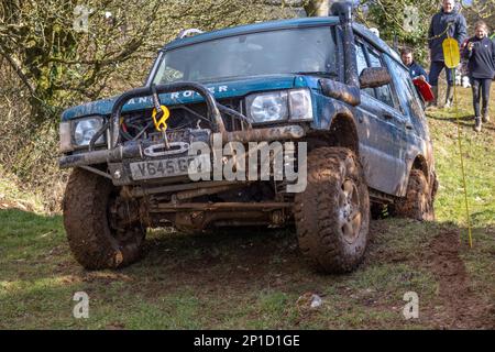 Febbraio 2023 - Land Rover Discovery in un processo ADWC off Road a Chewton Mendip a Somerset, Regno Unito. Foto Stock