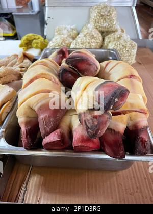 Piedi di mucche in vendita presso i macellai all'interno del mercato municipale nel quartiere commerciale di Hermosillo, Messico Foto Stock