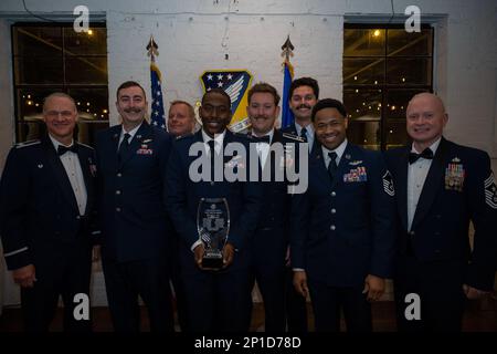 Col. Stephen Lanier, comandante dell'ala di rifornimento dell'aria 916th, Tracy Cornett, capo del comando ARW del 916th, ha assegnato a Airmen il premio 916th Operations Group Mission Planning Cell, Center, il 916th Air Refueling Wing Team of the Year Award durante la cerimonia annuale di premiazione ARW del 916th a Goldsboro, North Carolina, 4 febbraio 2023. Ogni anno, 14 unità designano i loro migliori Airmen e, dopo un processo decisionale competitivo, vengono assegnati nove premi. Foto Stock