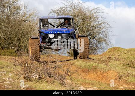 Febbraio 2023 - Blue Land Rover ha basato specialista 'Rock Crawler' tipo 4x4 su un ADWC off Road trial a Chewton Mendip a Somerset, Regno Unito. Foto Stock