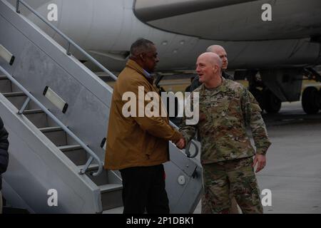 NORIMBERGA, Germania - Stati Uniti Il Segretario della Difesa Lloyd J. Austin III, incontra Briga. Il generale Joseph Hilbert, comandante del 7th° comando di addestramento dell'esercito, all'aeroporto di Norimberga, Germania, 17 febbraio 2023. Austin si è recata in Germania per visitare i leader locali e incontrare gli Stati Uniti Membri del servizio nazionale alleati e partner. (STATI UNITI Foto dell'esercito di Sgt. Logan Ludwig) Foto Stock