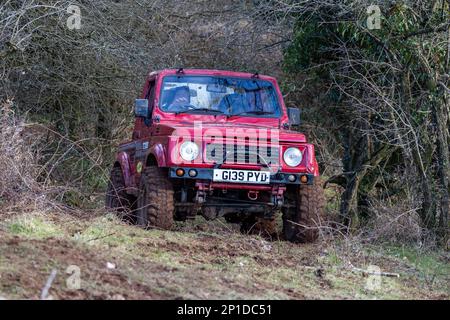 Febbraio 2023 - Red Suzuki Jimmy SJ partecipa a un processo NADWC off Road a Chewton Mendip a Somerset, Regno Unito. Foto Stock