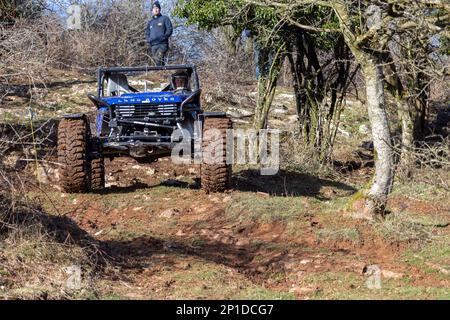 Febbraio 2023 - Blue Land Rover ha basato specialista 'Rock Crawler' tipo 4x4 su un ADWC off Road trial a Chewton Mendip a Somerset, Regno Unito. Foto Stock