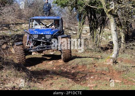 Febbraio 2023 - Blue Land Rover ha basato specialista 'Rock Crawler' tipo 4x4 su un ADWC off Road trial a Chewton Mendip a Somerset, Regno Unito. Foto Stock