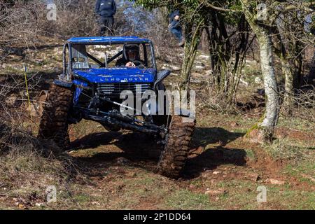 Febbraio 2023 - Blue Land Rover ha basato specialista 'Rock Crawler' tipo 4x4 su un ADWC off Road trial a Chewton Mendip a Somerset, Regno Unito. Foto Stock