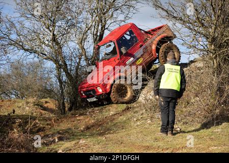 Febbraio 2023 - Red Suzuki Jimmy SJ partecipa a un processo NADWC off Road a Chewton Mendip a Somerset, Regno Unito. Foto Stock