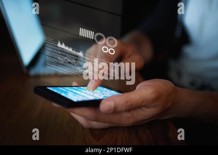 La tua cronologia di navigazione lascia un percorso perfetto per gli hacker. Primo piano di un hacker non identificabile che utilizza un cellulare al buio. Foto Stock